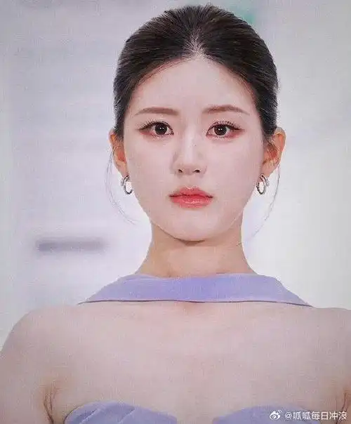 赵露思今天品牌活动图,还做了斗鸡眼 状态如何?