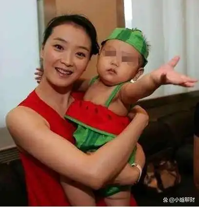 出过一本育儿书籍《完美妈妈》外,娱乐版面除过她晒儿,晒美食,晒豪宅