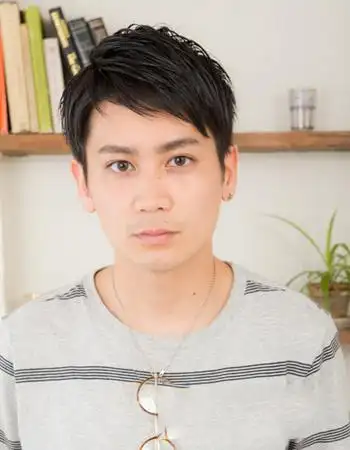 很适合成熟男士的一款男生斜刘海发型,搭配的是一九分的碎发斜刘海