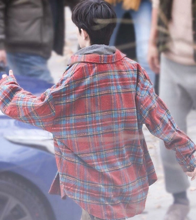 4张肖战背影中混入1张李现,新粉看了直犯懵,老粉却能秒认出__凤凰网