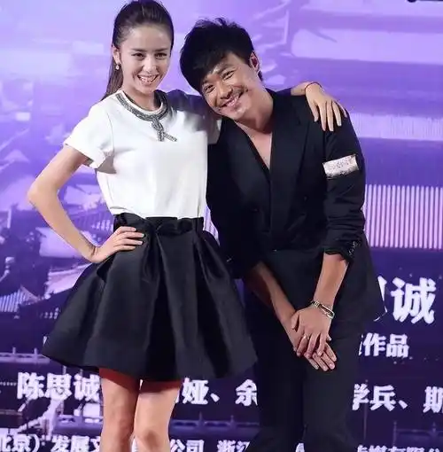 当初佟丽娅在参加《真正男子汉》时,好不容易有机会可以和家人通电话.