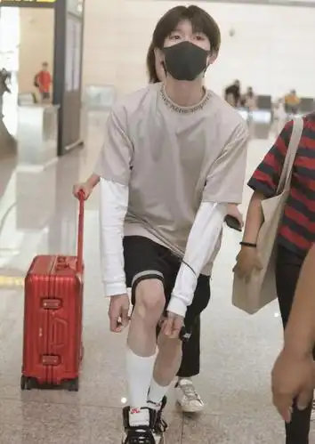 看看王源的腿!连漫画也不敢这么画,穿长筒袜竟然是想遮腿毛