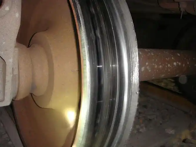 接车时做好蹲式检查,听车轮运行情况,作业时认真确认轮缘状态