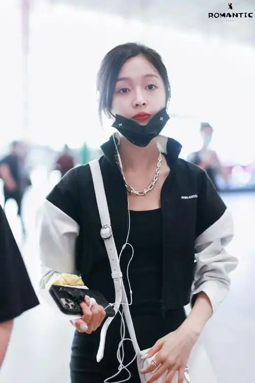 吴宣仪今日机场饭拍更新,拼袖设计外套内搭修身连衣裙,黑白look简约却