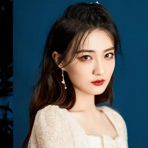 徐璐玩蹦床岂料裤子太短,幸亏节目组补救及时,网友:真贴心