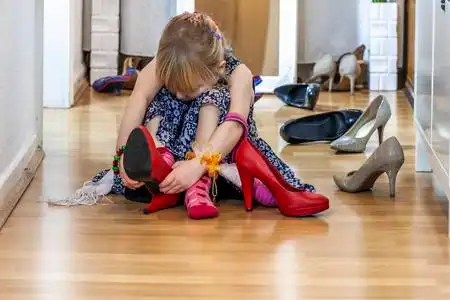 穿着高跟鞋的小女孩照片