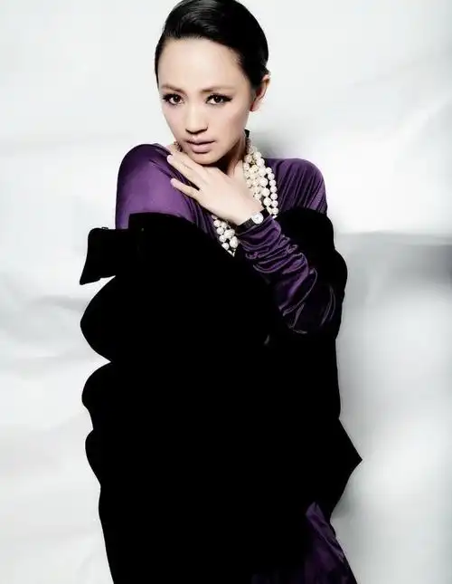 罗海琼不愧是"妲己",穿一身紫色也很高贵,发型一般人欣赏不了