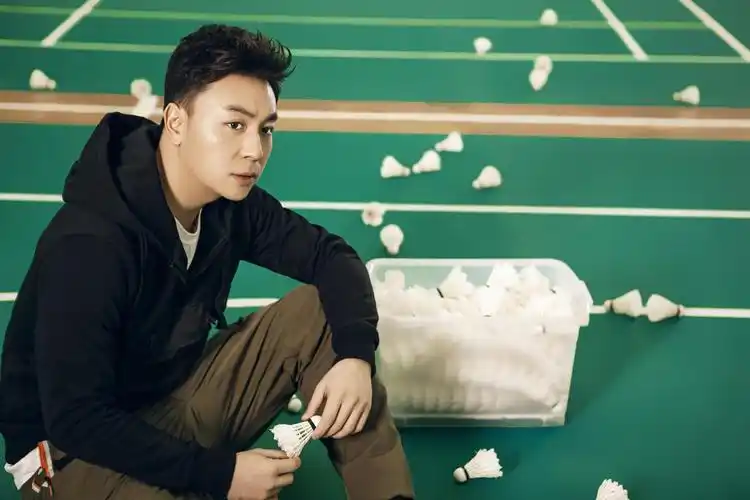 释小龙休闲风写真曝光 阳光率性上演随性范儿