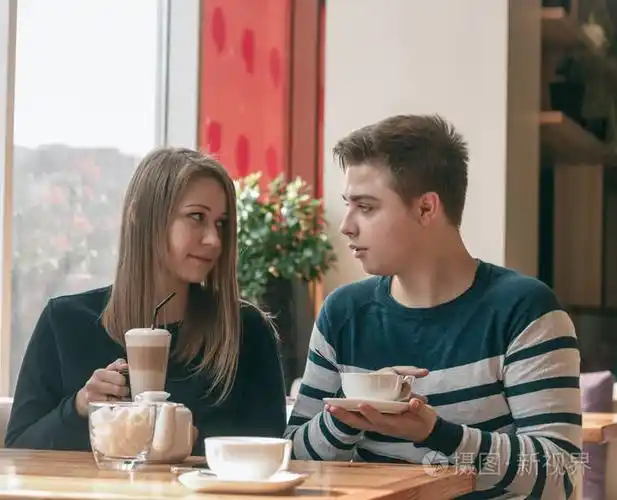 可爱的情侣约会的一家咖啡馆喝杯咖啡