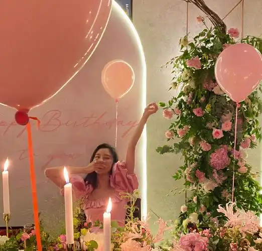 宋妍霏生日宴会太豪华穿粉裙大秀身材腿好美手上戒指太养眼