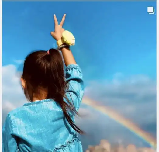 周杰伦晒和女儿的背影照周杰伦晒女儿萌照