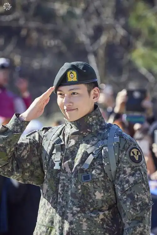池昌旭高清退伍现场照公开 军装加持精神挺拔如小白杨【组图】