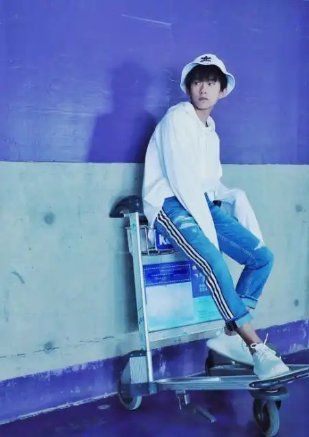 同样的一件的衣服,为什么到易烊千玺身上就感觉不一样了呢?