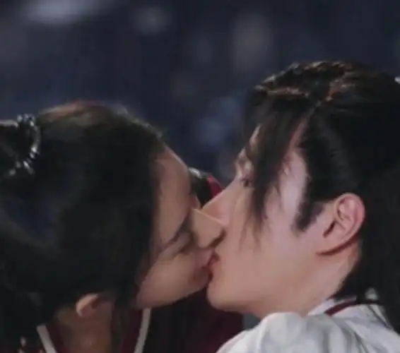 王一博赵丽颖吻戏上线女方主动太霸气耳朵通红疑似害羞