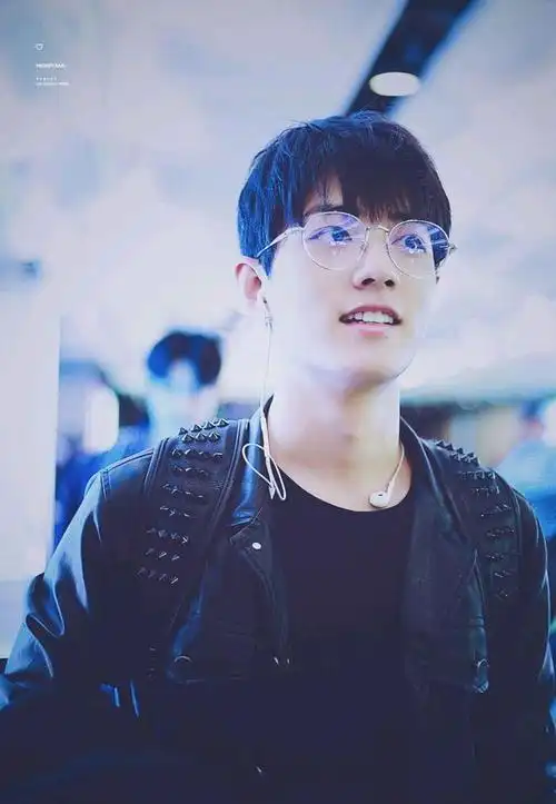 肖战金丝眼镜大赏!网友:啊!妈妈我恋爱了!