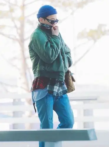 权志龙最新穿搭,格子衬衫搭绿色夹克,"时尚王"也变土了?