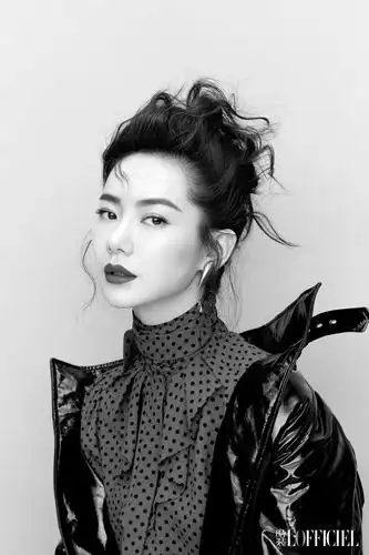 戚薇登时装杂志封面 帅气演绎"冷都女"