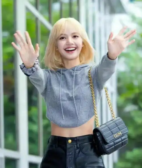 lisa机场素颜照曝光,与化妆之后差别好大,面庞白皙加天然呆萌!