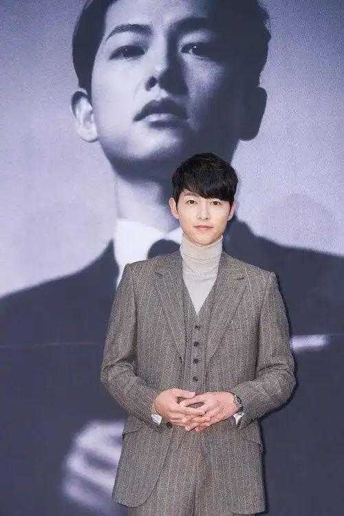 宋仲基亮相,条纹西装痞帅儒雅,新开个号和前妻宋慧乔隔空营业