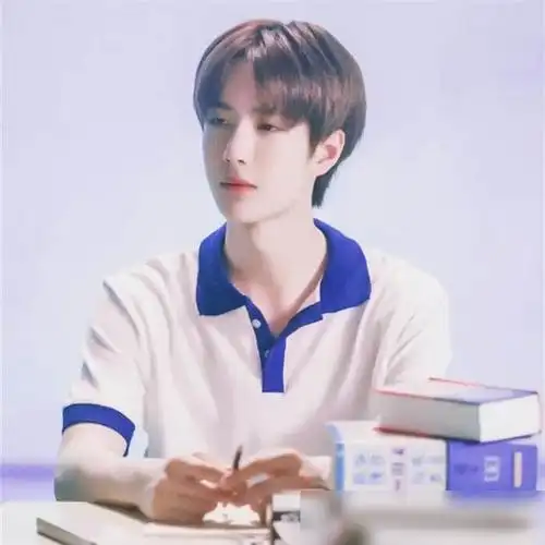 王一博高中是校草与女同学合照曝光盛世美颜毋庸置疑