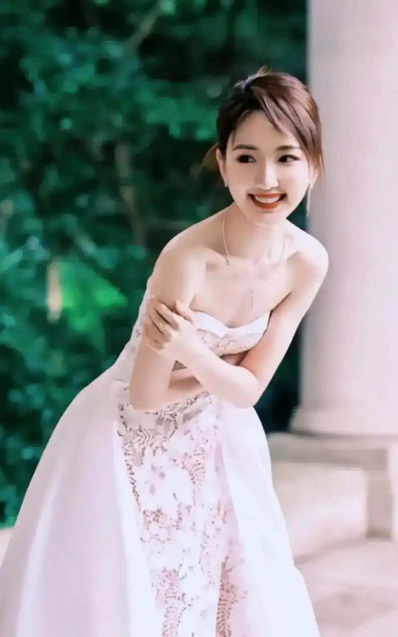 女明星里,最喜欢的就是毛晓彤 唐艺昕,她们两个的笑容,太甜了!