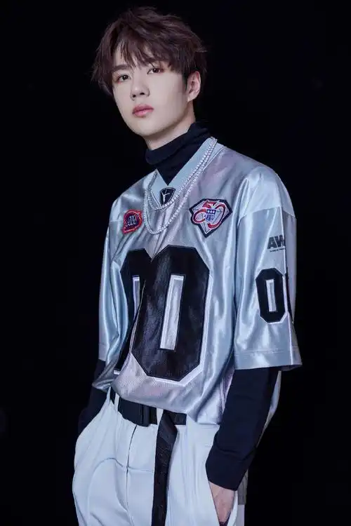 大家还记得这是哪次舞台的造型吗    @uniq-王一博