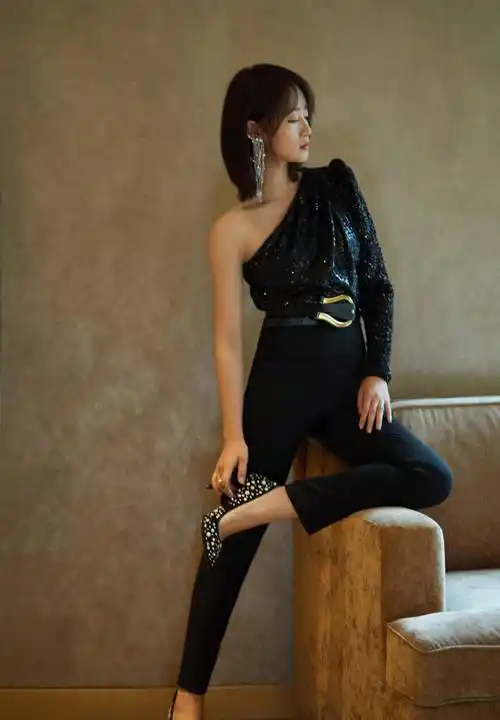 蓝盈莹真不愧是秀肩女王,香肩半露才时尚,这样穿更有女人味