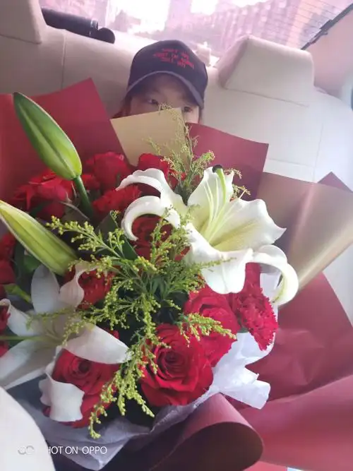 担心花被太阳晒,让女儿抱着花.看表情,好像心里有想法?