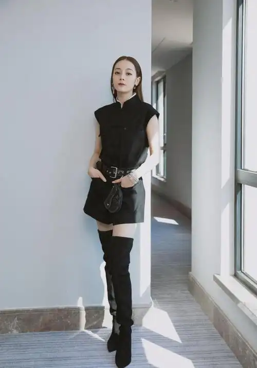 迪丽热巴为显瘦太拼了,过膝长靴 过膝长袜,选对造型太重要!