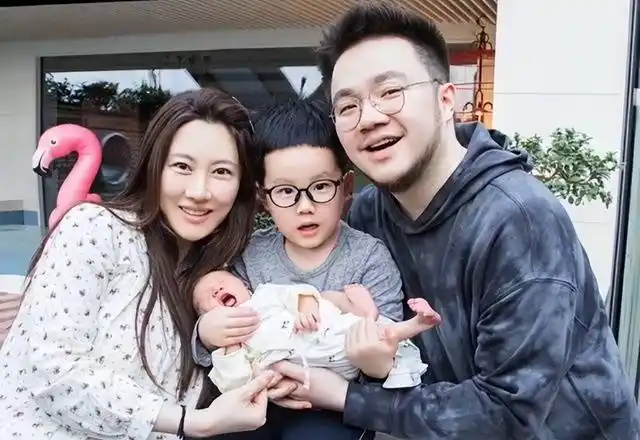 照片中儿子巴图与儿媳王博谷二胎出生,宋丹丹老师抱着小孙子,满脸笑容