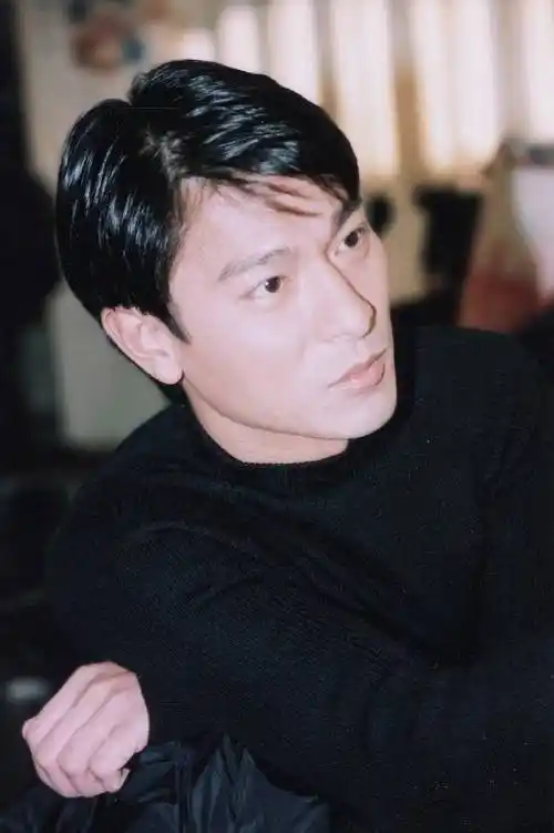 63岁刘德华做客某网红直播间再唱《恭喜发财》 天王气质不减当年_电影