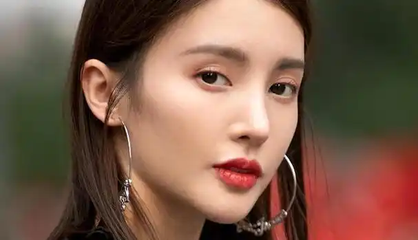 金晨12年前原来长这样!天庭饱满地阁方圆,和现在完全不像一个人