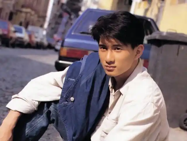 除了张卫健之外,其实年轻时候一样是帅炸了的小鲜肉吴奇隆,在跟刘诗诗