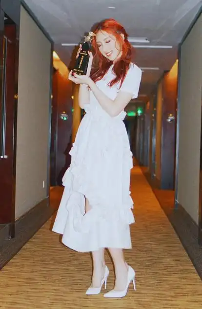 港妹许靖韵着波浪连衣裙出席活动 "裙子破洞" 自我调侃:不是肥龙咬的