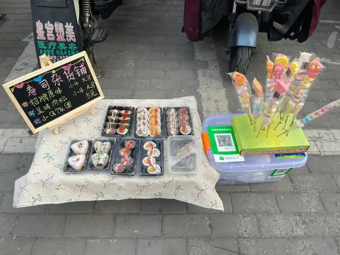 导致最后的米都做了饭团,今天寿司都卖光了,剩了几个饭团,今天摆摊