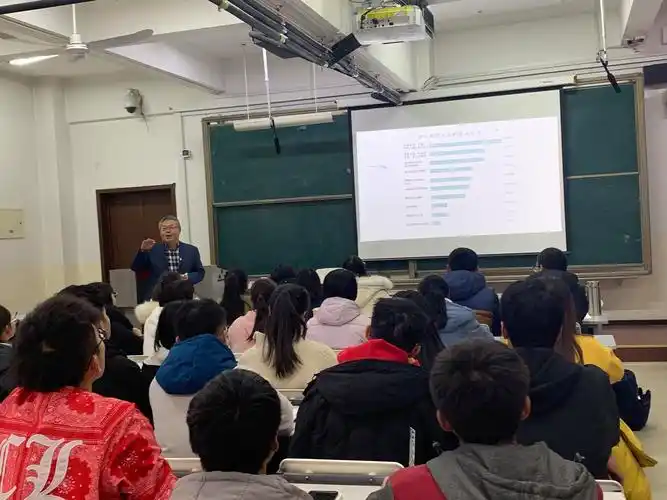 朱建华副书记走进思政课堂为大学生上课-马克思主义学院(人文社会科学