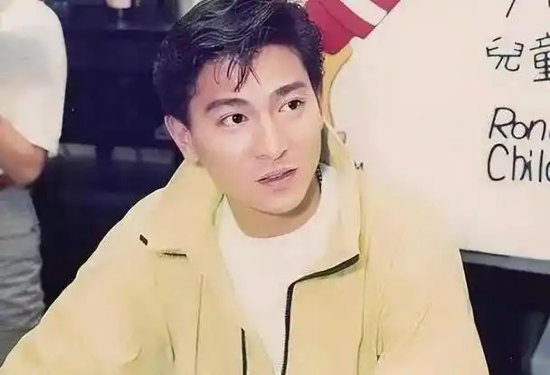 在一起的照片,吴京比刘德华小12岁,可是刘德华的颜值与以前没有变化