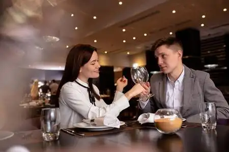 一对幸福的情侣在餐厅吃饭,约会照片