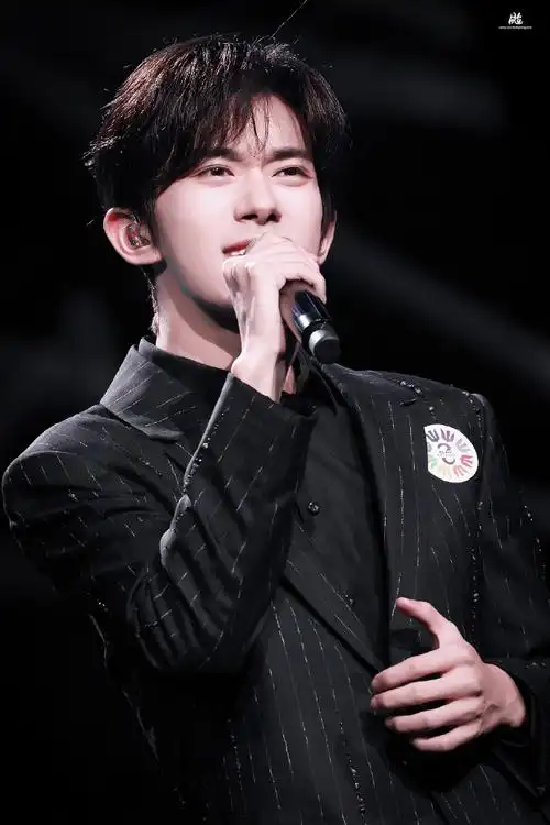 #易烊千玺献唱不辞星海#