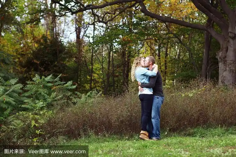 年轻情侣在树下接吻