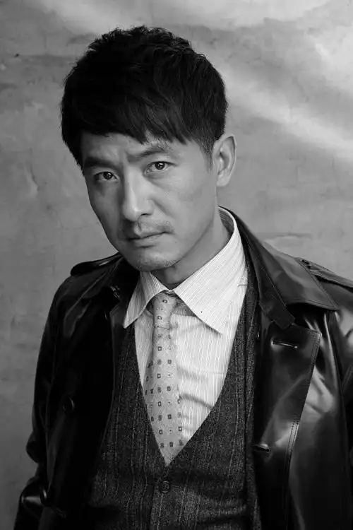 郭晓冬写真硬朗朋克 显大叔"抗拒力量"