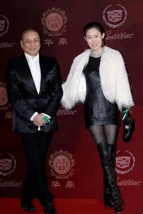 汤镇业老婆颜值太普通奢华皮草穿出小贩气息漫画腿却很亮眼