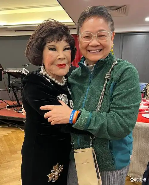 90岁黄夏蕙回香港做慈善,为老人献唱大受欢迎,观众塞红包太热情