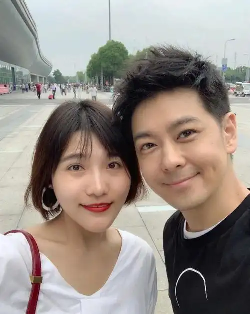 林志颖到常州工作,开心与路人合影,没有明星架子,好亲切