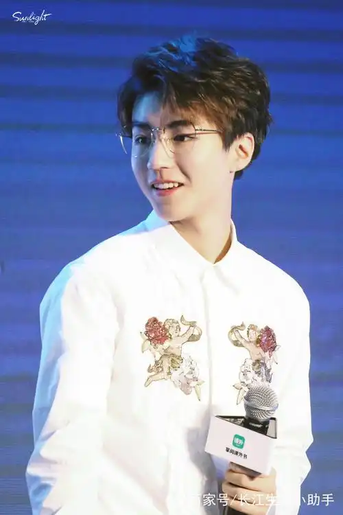 王俊凯白衬衫金边眼镜斯文帅气,但这胸前是啥?也太没品位了吧?