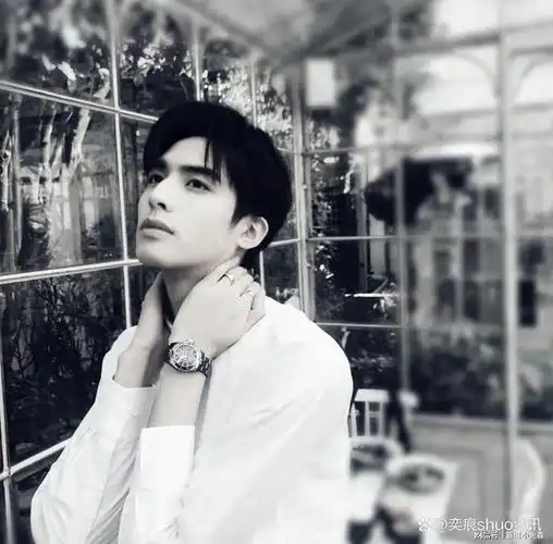 宋威龙六块腹肌惊艳曝光!难怪宋茜痴心不已!