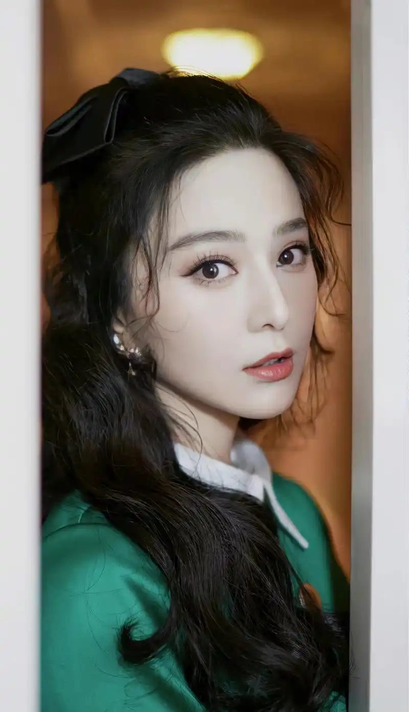 范冰冰究竟有多美艳?看看她的烈焰红唇大波浪你就知道了!