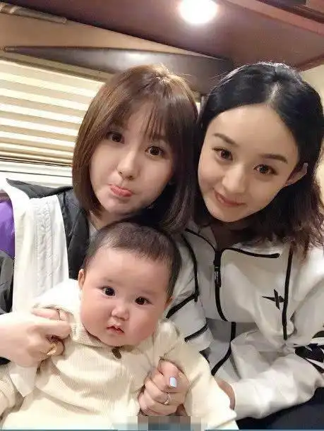 赵丽颖终于当干妈了!抱着孩子手忙脚乱萌上天!网友:谢娜的?