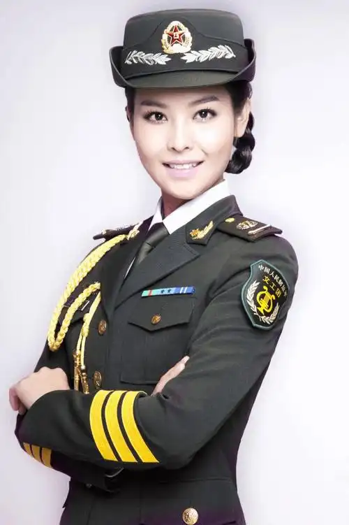 学校将于今晚举行庆校园95周年庆典活动,人气军旅女歌手郭芳芳受邀