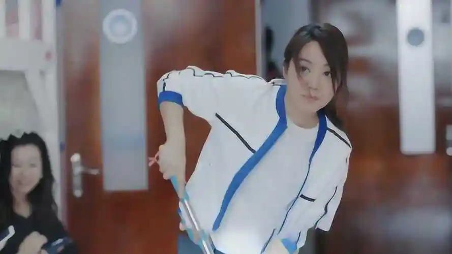 少年派林大为帮邓小琪安装蚊帐王胜男看到眼红